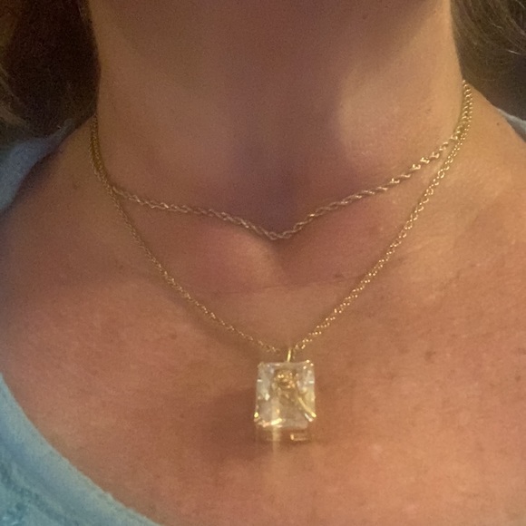 - Large Rectangular Faceted Clear stone W/ Gold Tone Chain and Flower. - Picture 8 of 9